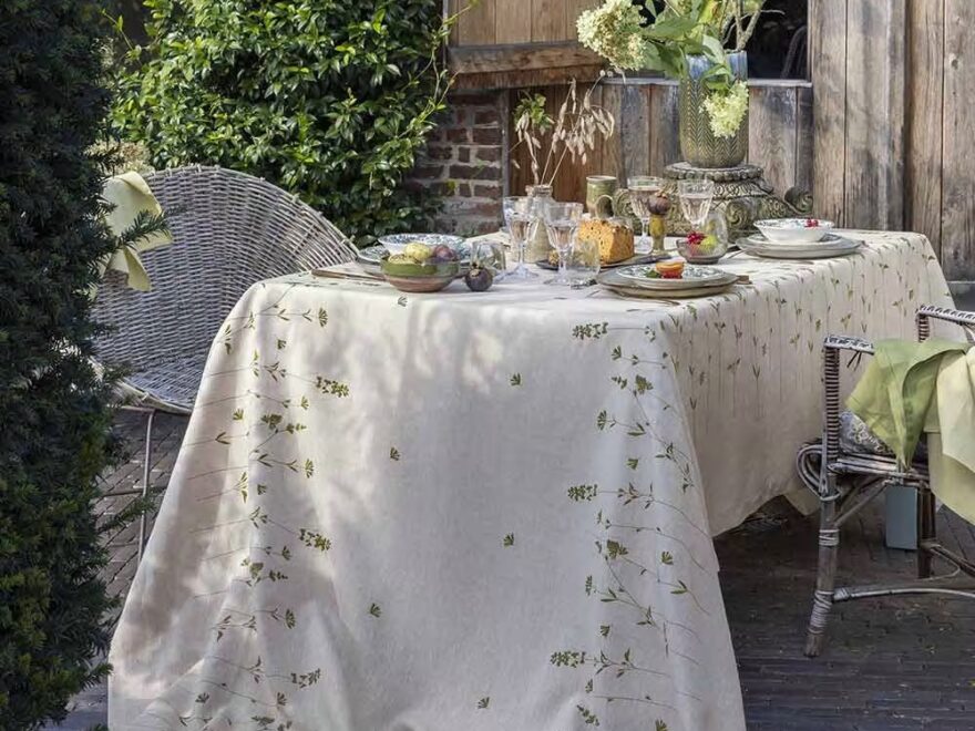 Nappe brodée : ce détail discret qui change toute la table